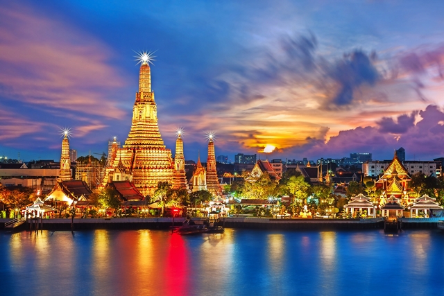 Wat Arun night view Temple in bangkok, Thailand