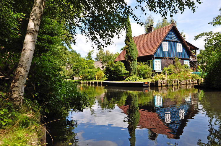 Spreewaldhaus mit Wasserspiegelung