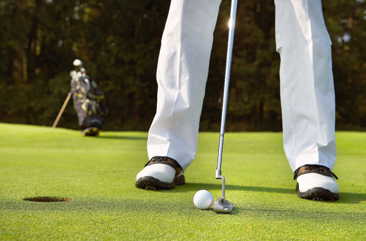 Golfspieler beim Einlochen, Detail