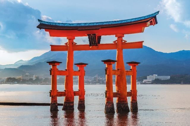 Great floating gate (O-Torii) on Miyajima island near Itsukushima shinto shrine 

MIYAJIMA, JAPAN - NOVEMBER 15: O-Torii in Miyajima, Japan on November 15, 2013. Great floating gate (O-Torii) on Miyajima island near Itsukushima shinto shrine