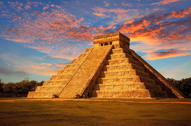El Castillo (The Kukulkan Temple) of Chichen Itza, mayan pyramid in Yucatan, México