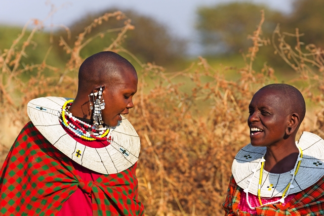 Femme masaï devant leur village